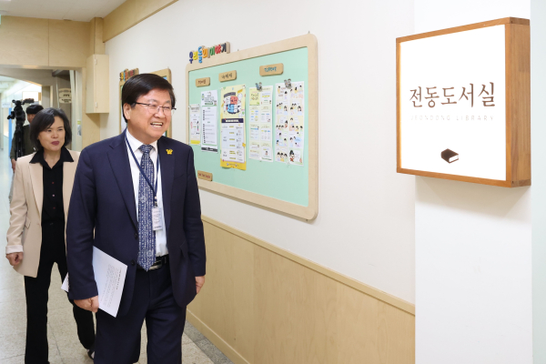 4월 1일에 최교진 교육감이 2024년 세종꿈마루 추진 학교인 전동초등학교를 방문하여 조성된 공간을 둘러보고 있다.