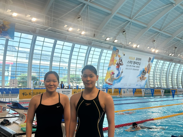 수영 국가대표 선발(왼쪽 부터 김채윤 2학년, 김도연 2학년)