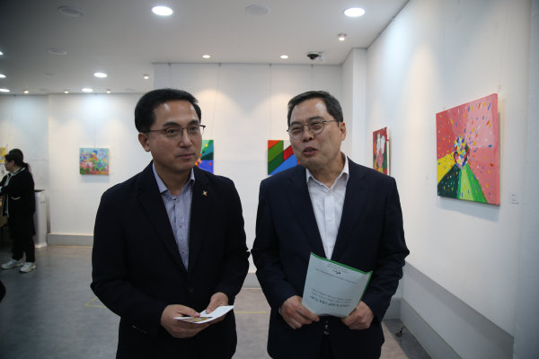 복도갤러리관람(박희조청장, 이상호센터장)