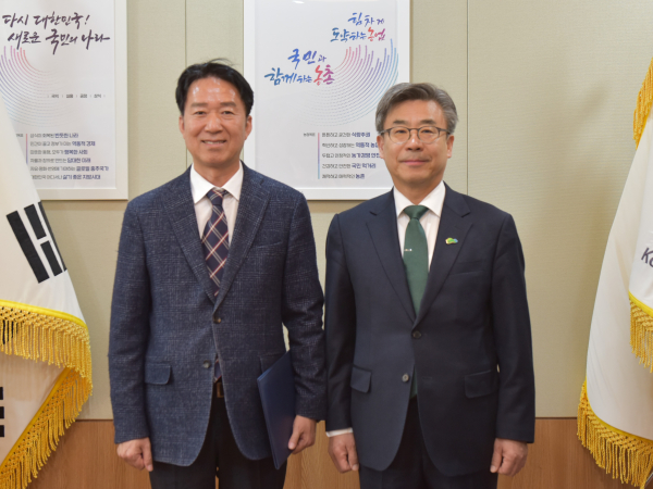 상임이사 임용식 사진.  남태헌(오른쪽) 진흥원장, 김기현(왼쪽) 국립산림치유원장.