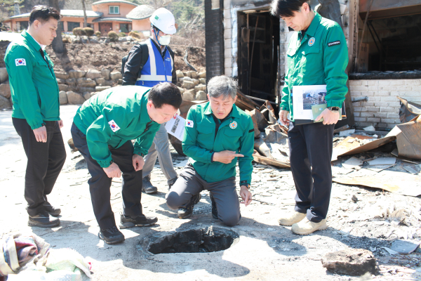 윤석대 한국수자원공사 사장(사진 앞줄 왼쪽)이 산불 피해를 입은 청송군을 찾아 화재에 손실된 수도계량기를 확인하고 있다.