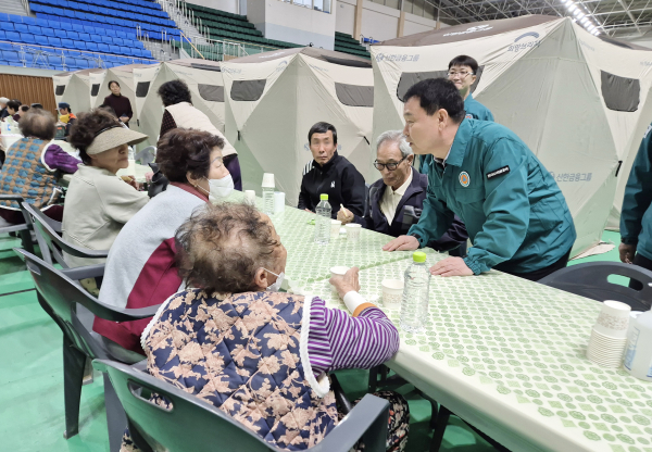 윤석대 한국수자원공사 사장(사진 오른쪽)과 임직원 봉사단이 산불피해 이재민이 머물고 있는 청송군의 청송국민체육센터를 찾아 식수 등 구호품을 전달하며 애로사항 등을 청취하고 있다.