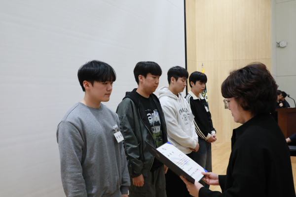 안전모니터봉사단 우수 단원 시장 표창 수여 모습