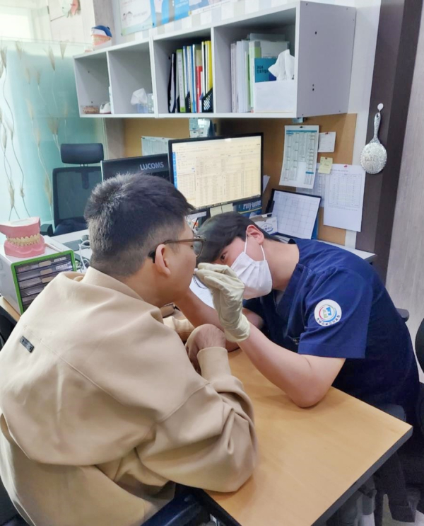 생애 첫 건강검진을 받고 있는 모습