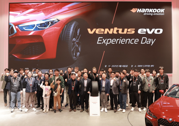 (가운데 좌측) 한국타이어앤테크놀로지 한국사업본부장 이용관 전무를 비롯한 회사 및 국내 딜러사 관계자들의 행사 참석 기념 촬영 장면