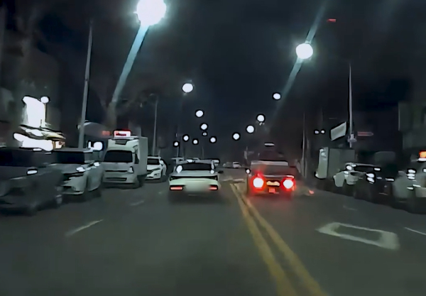 면허를 도용해 차량을 빌린 뒤 역주행 등 난폭운전을 하는 모습