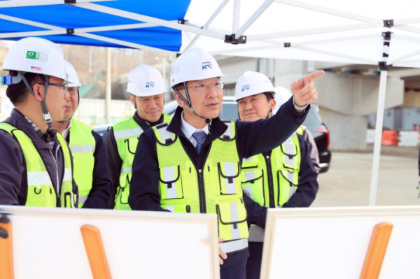 국가철도공단 이성해 이사장이 7일 월곶∼판교 복선전철 건설 현장에서 추락사고 위험 개소 안전 점검을 하고 있다.