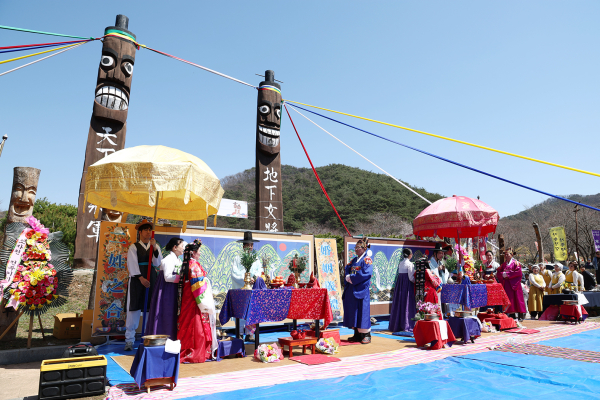 제26회 장승문화축제에서 전통회혼례 행사를 진행하고 있다.