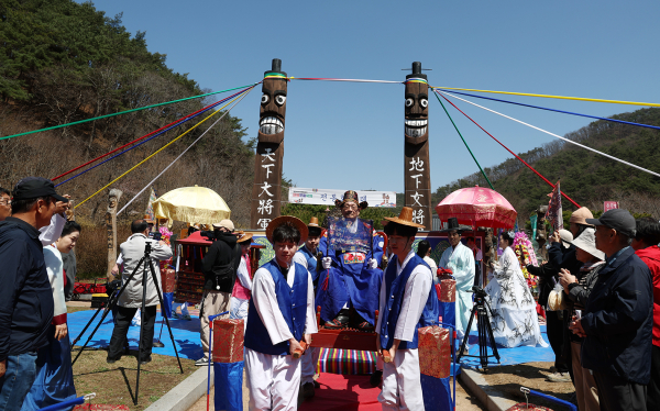 제26회 장승문화축제에서 전통회혼례 행사를 진행하고 있다.