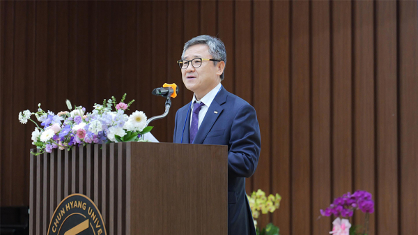 (사)한국유아교육학회와 SCH영유아교육연구소가 공동 주최한 2025년 춘계정기학술대회에서 송병국 총장 환영사 모습