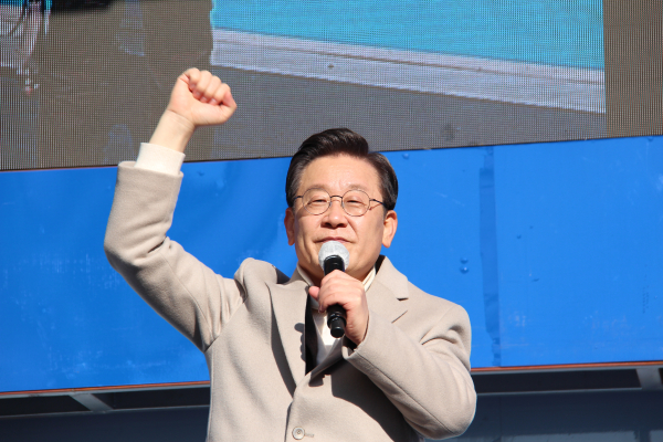 천안에서 유세활동을 펼치는 이재명 대선 후보