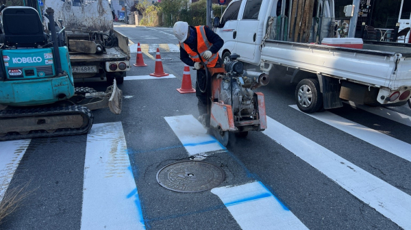 서산시가 하수도 생활민원을 처리하는 모습(맨홀보수)