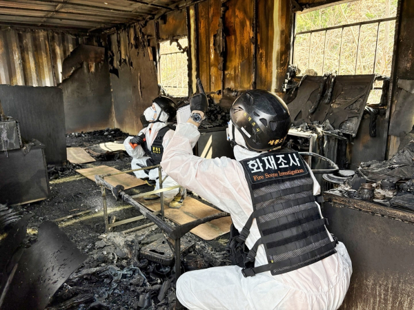 화재조사관들이 화재감식 경연장에서 화재 원인규명을 위해 현장감식을 진행하고 있는 모습(세종소방본부)