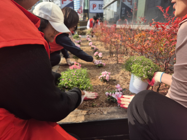 식목일 기념 꽃심기 행사 모습