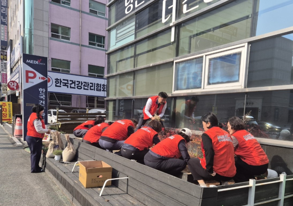 식목일 기념 꽃심기 행사 모습