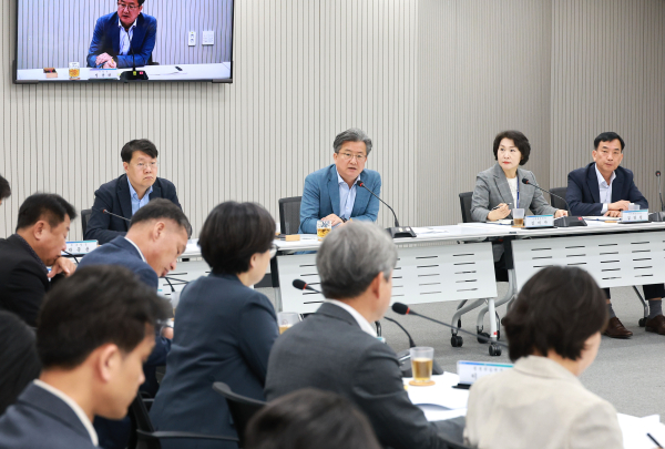 정용래 유성구청장, 9일 확대간부회의 진행 모습