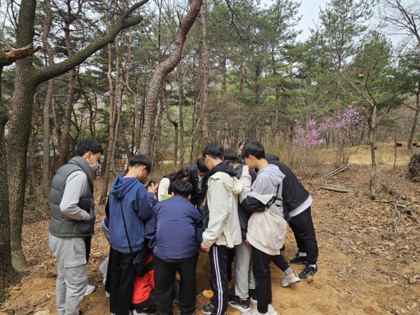 9일, 국립대전숲체원에 방문한 청소년들이 숲체험교육에 참가하고 있다.