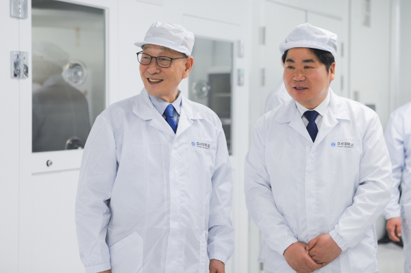 반도체 패키지 LAB을 시찰하는 강일구 총장(좌)과 오세현 시장(우)