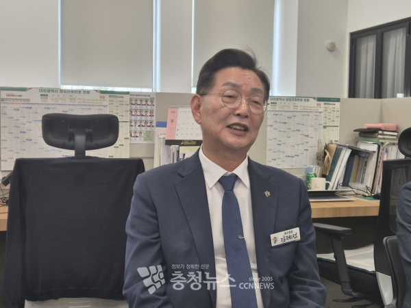 김제선 대전 중구청장이 10일 취임 1주년을 맞아 대전시청 기자실을 방문했다. /김용우 기자