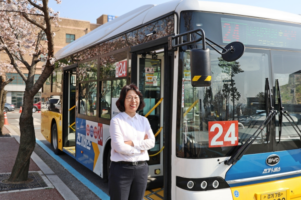 이시영 씨가 용인 24번 마을버스 앞에서 촬영을 하고 있다.