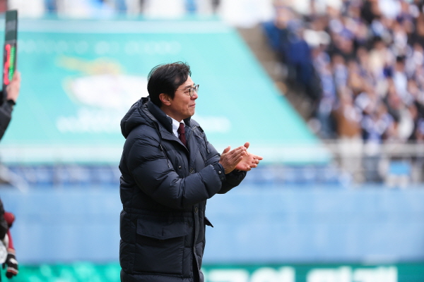 황선홍 감독 모습
