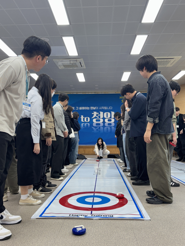 청양군 새내기 공무원들이 팀빌딩 프로그램 실내컬링을 진행하고 있다.