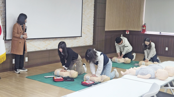 현장체험학습 안전요원 심폐소생술 연수 진행 모습
