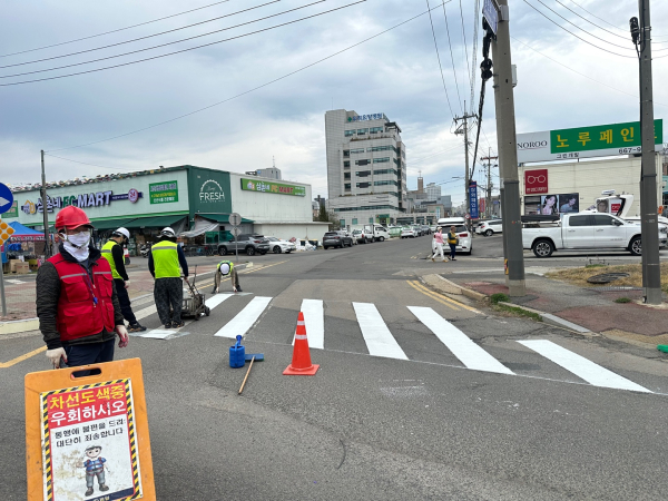 서산시 관내 차선도색 공사가 진행되는 모습