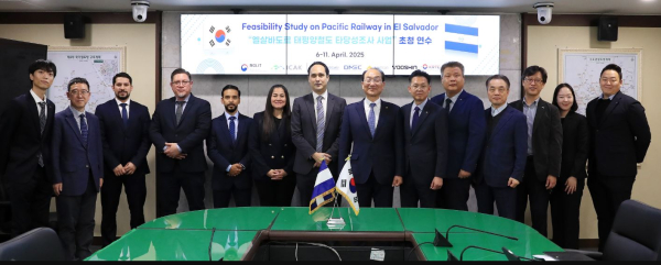 이성해 국가철도공단 이사장(가운데)은 수도권본부 상황실에서 초청 연수 수료식을 시행한 후 연수생 및 공단 관계자들과 함께 기념촬영을 하고 있다.