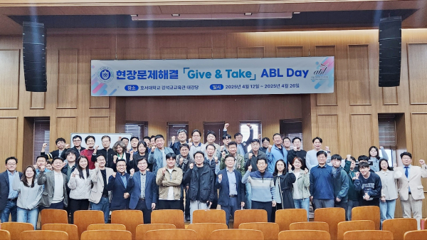 행사에 참여한 주요 관계자들이 기념촬영을 하고 있다