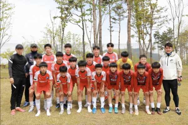 2022년도 주말리그 경기 전 대전 동신중 축구부 단체사진(사진=동신중학교 홈페이지)