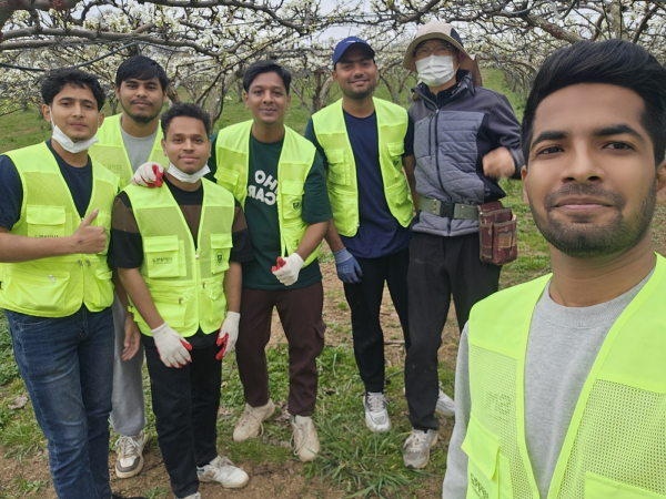 유학생과 농가주인이 사진을 찍고 있다