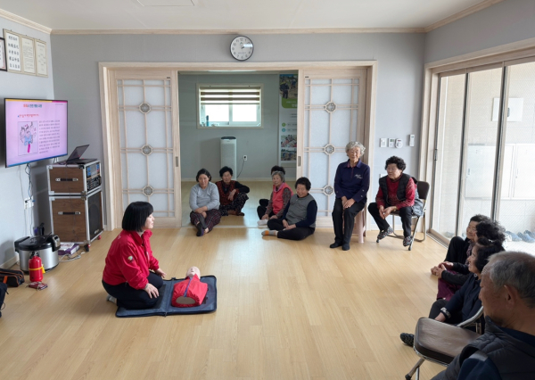 지난 3월 24일, 인평1리 경로당에서 안전교육 모습