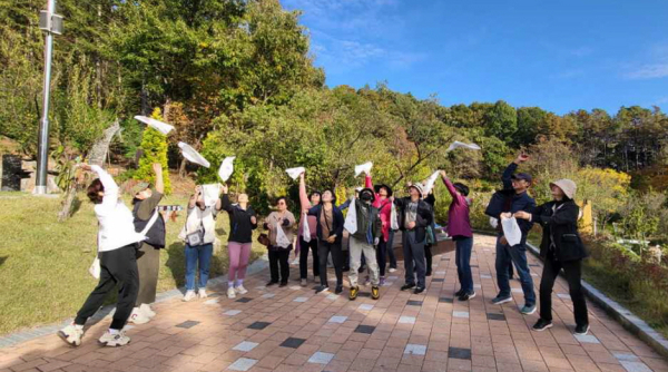 숲길 트래킹 모습