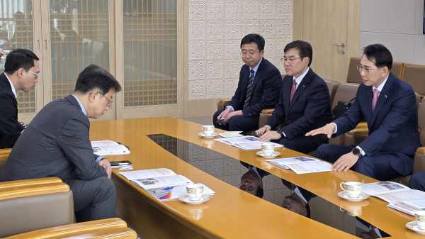 지난 14일, 이완섭 서산시장이 박상우 국토교통부 장관을 만나 면담하는 모습