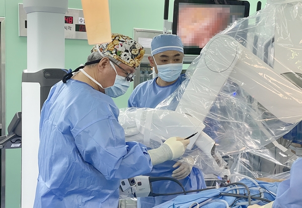 윤대성 교수(왼쪽) 로봇 SP 양측 유방절제술 성공