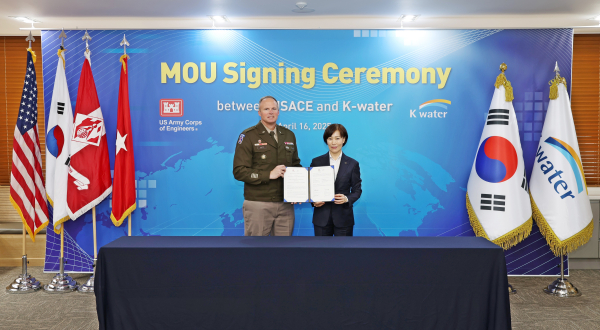 16일 대전 K-water연구원에서 업무협약 체결 (사진 오른쪽부터 구자영 한국수자원공사 기획부문장, 클리트 괴츠(Clete Goetz) 미육군공병단 태평양 사령부 사령관)
