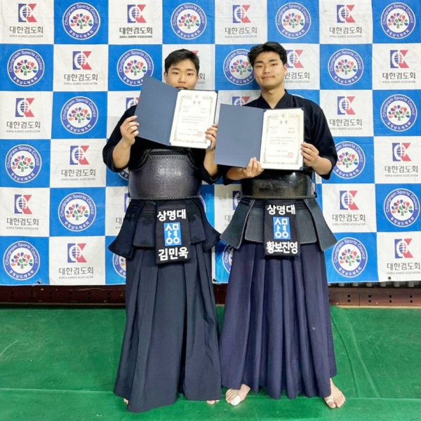 수상자모습_ 왼쪽부터 2위 김민욱 학생, 1위 황보진영 학생