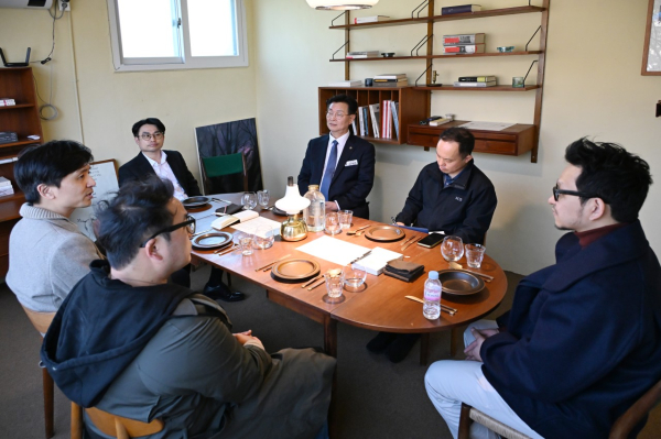 로컬브랜딩 공모사업을 위해 평가위원들과 현장 실사 중인 김제선 중구청장