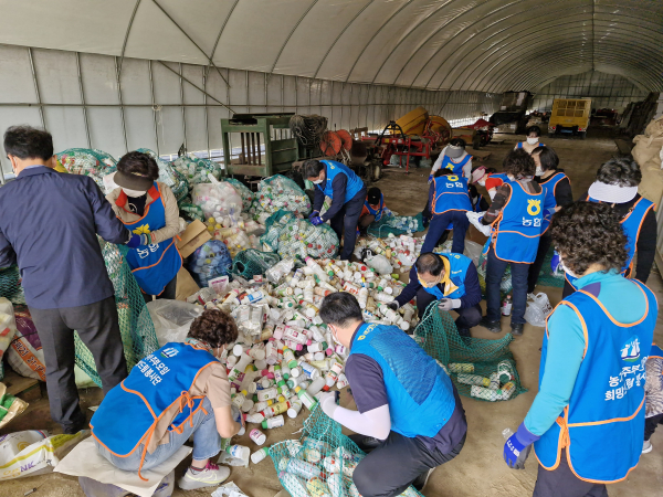 (사)농가주부모임 희망드림봉사단, 영농폐기물 집중 수거 및 재활용 캠페인 기념사진