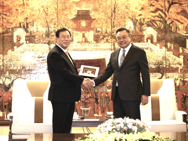 베트남 하노이 시장 면담 (왼쪽부터 최민호 시장, 쩐 시 타잉 하노이 시장)