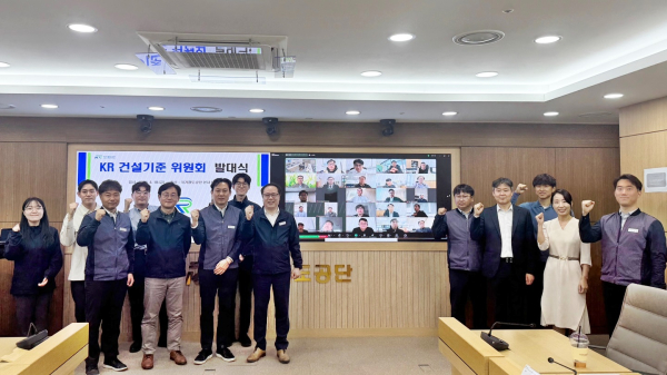 건설본부 관계자들이 18일 본사 회의실에서 진행된 ‘제1기 건설기준위원회’ 발대식 시행 후 기념촬영을 하고 있다.