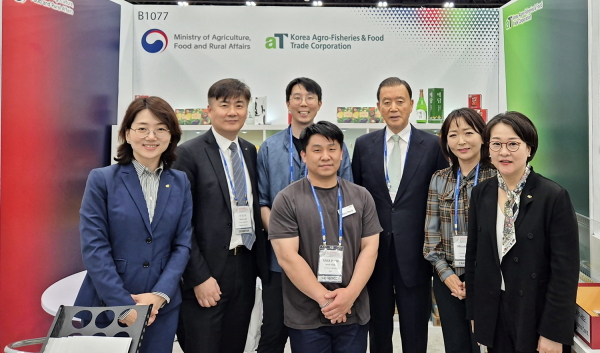 제23회 세계한인비즈니스대회 K-FOOD 홍보관 기념사진  * aT 홍문표 사장(우측 3번째)