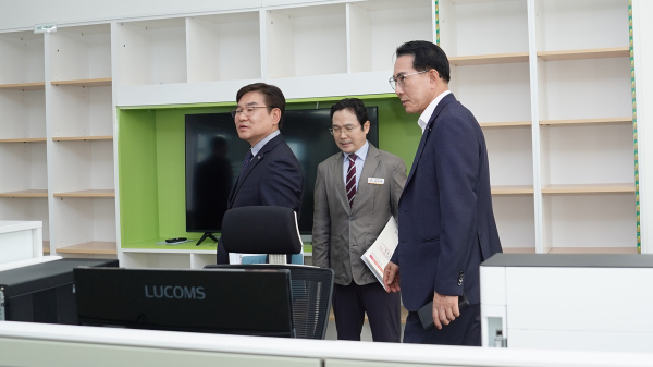 이완섭 서산시장이 18일 시설관리공단 본부사무실을 점검하는 모습