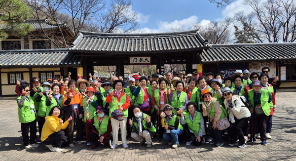 어르신 문화체험을 위한 ‘봄나들이 떠나 봄' 행사 단체사진
