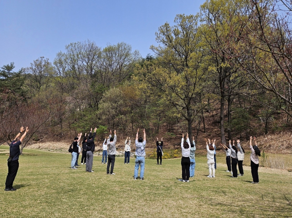 18일 국립대전숲체원을 찾은 국립공주병원 관계자들이 산림치유 프로그램에 참여하고 있다.