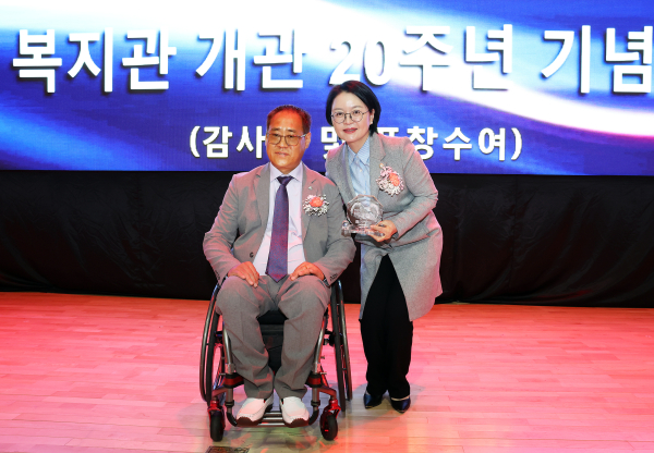 한형신 유성구의원, 장애인 보행권 개선 앞장 공로 감사패 수상 모습