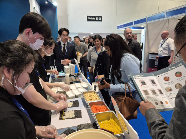 런던 IFS 프랜차이즈 박람회 ‘한국관’ 시식 행사 모습