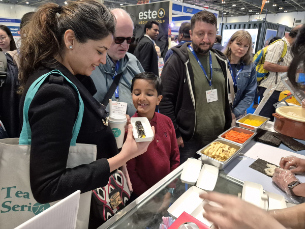 런던 IFS 프랜차이즈 박람회 ‘한국관’ 시식 행사