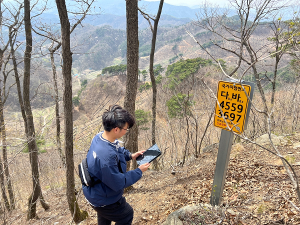 담당공무원이 시스템을 활용해 점검내역을 입력하고 있다.